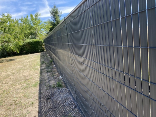Installation de panneaux de clôture avec occultation – SENLIS (60)